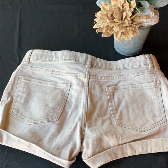🦋 3/$20 Basic Light Tan Shorts - Picture 3 of 5